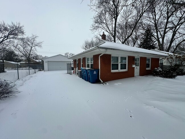 Building Photo - Two Bedroom One Bathroom Available in Battle Creek