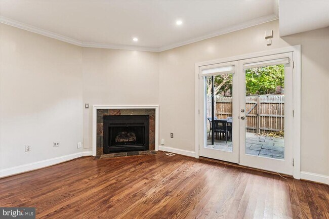 Building Photo - 1116 C St NE