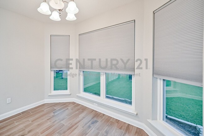 Building Photo - Well Maintained and Tastefully Updated 3/2...