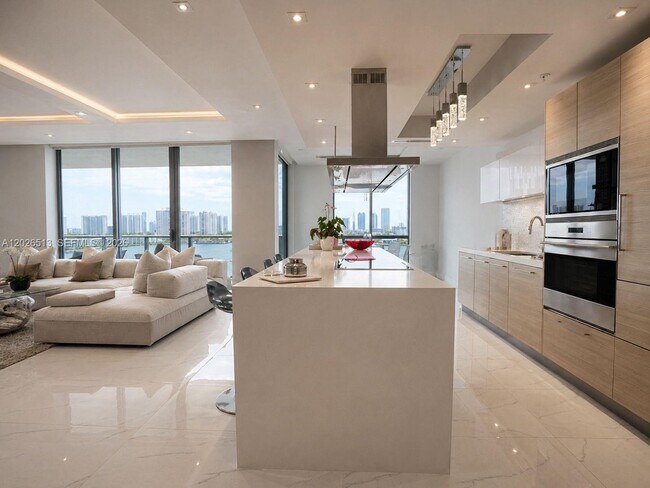 Building Photo - 17111 Biscayne Blvd