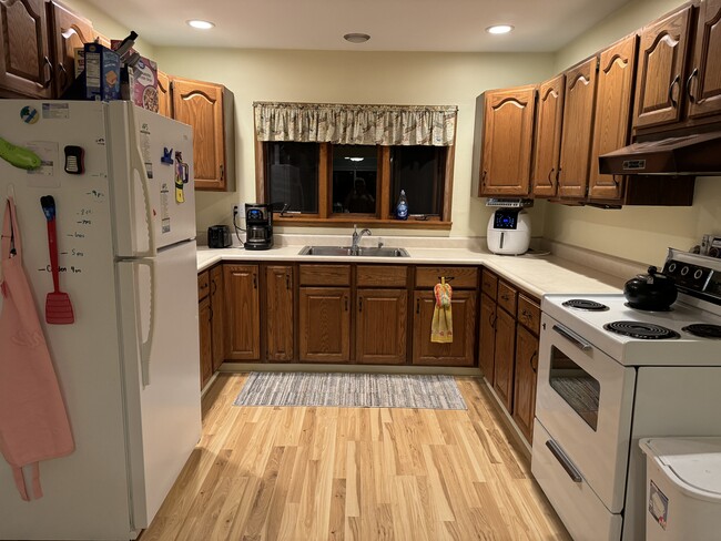 Building Photo - Gougeon Lake House