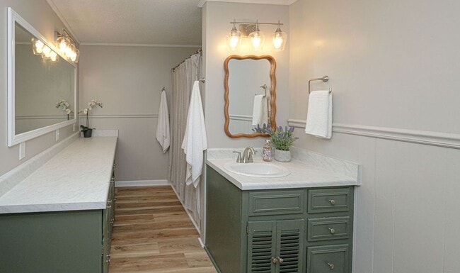 Building Photo - Newly Renovated - Move In Ready Home! 5 Bedrooms 3 Bathrooms