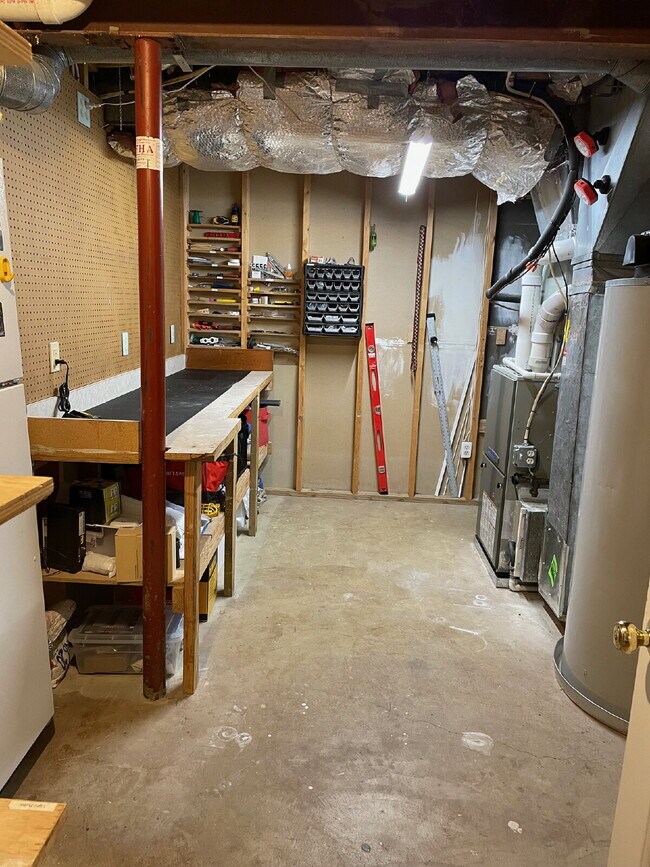 Building Photo - A Perfect Blend of Comfort and Convenience