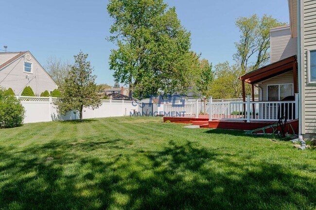 Building Photo - 8 Windsor Dr