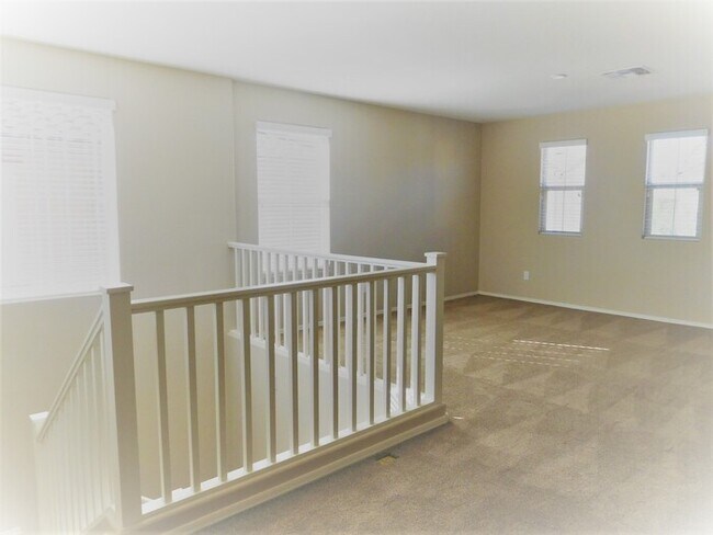 Building Photo - Naturally Well-Lit 4 bed/3 bath Single-Fam...