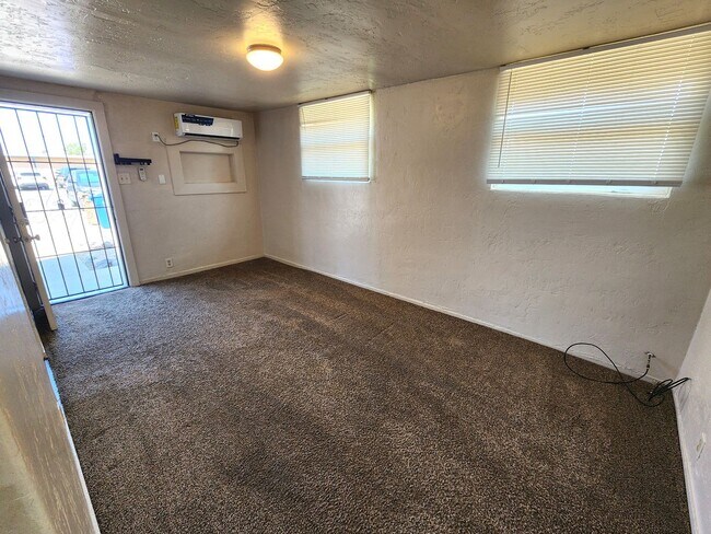Building Photo - 1037 Brownlee Ave