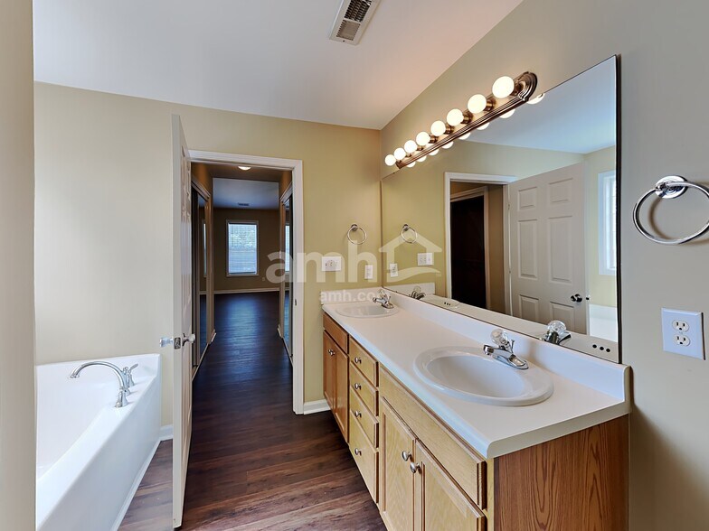 Building Photo - 813 S Hollybrook Rd