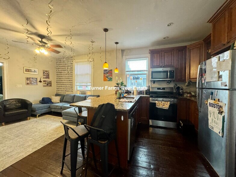 Building Photo - 717 Parker St