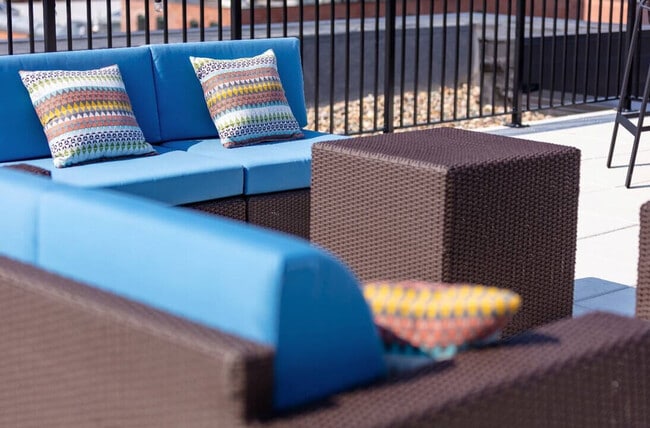 Building Photo - 1400 E Walnut St