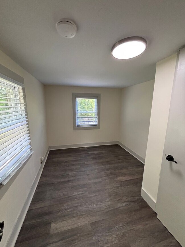Building Photo - Freshly Renovated 3-Bed, 2-Bath Home Just ...