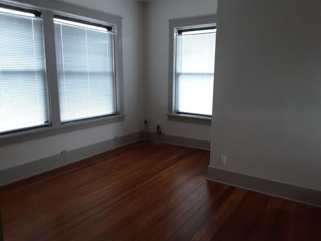 Building Photo - 847 1/2 Massachusetts