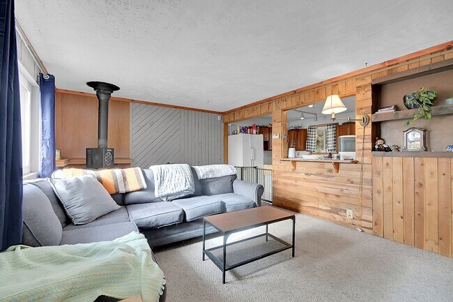 Building Photo - 2027 Roland Dr