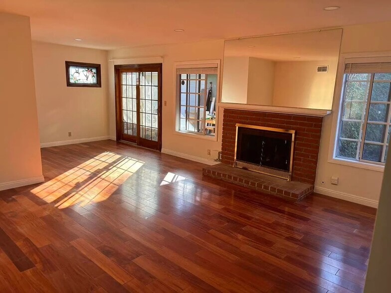 Building Photo - 848 E Northridge Ave