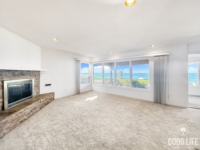 Building Photo - Beautiful 2B 2BA Home Steps From the Ocean!