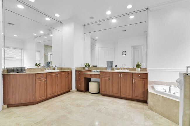 Building Photo - 10703 Versailles Blvd