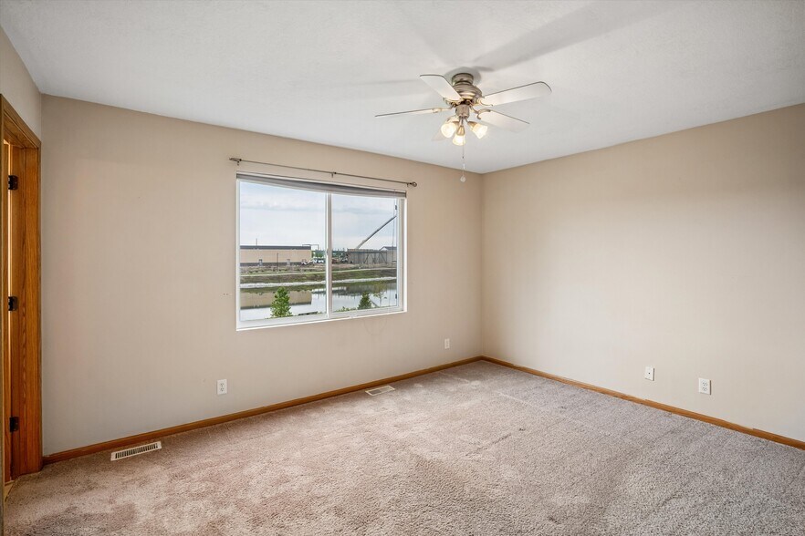 Building Photo - 505 SE Crabapple Dr