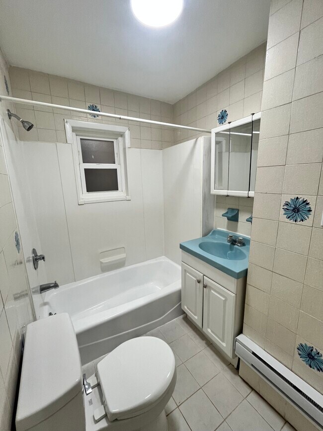 137 W 54th Apt 2 - 136 W 54th St