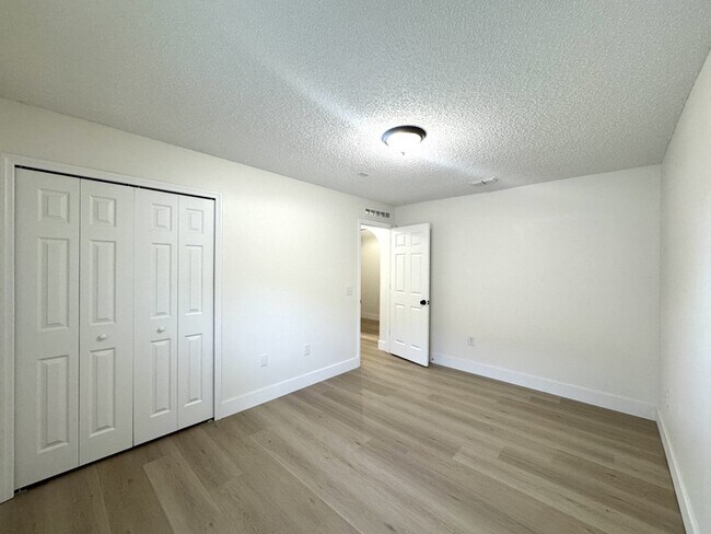 Building Photo - 964 Vanderbilt Dr