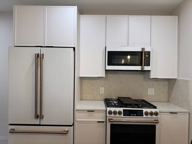 Building Photo - 100 Lincoln St