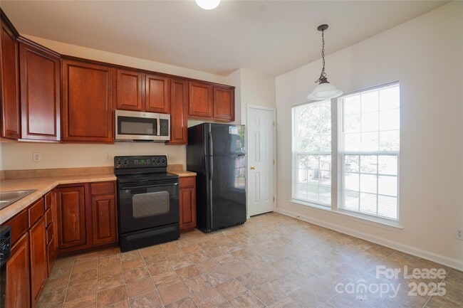 Building Photo - 15658 King Louis Ct