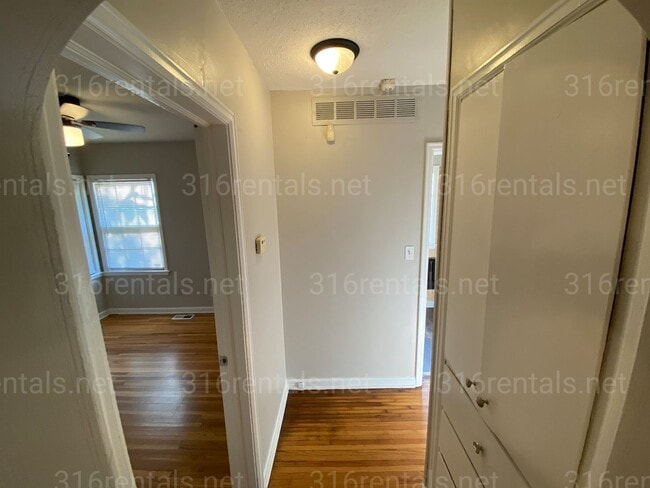 Building Photo - $925 - 2 bedroom / 1 bathroom - Beautiful ...