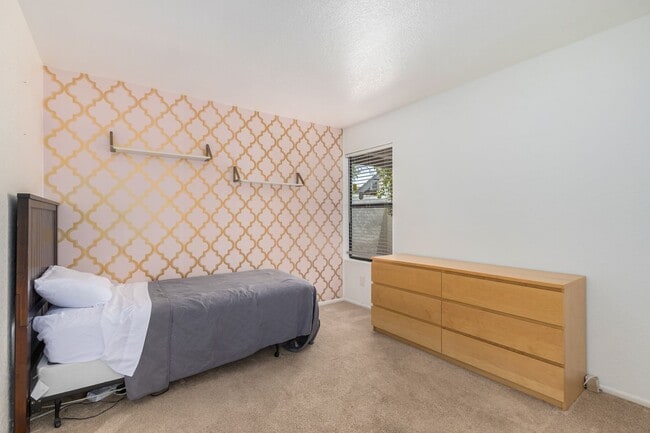 Building Photo - 3-Bedroom Furnished Townhouse with Private...