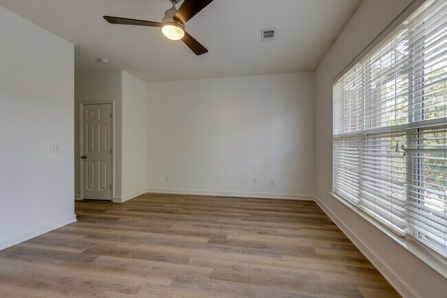 Building Photo - 816 Hillview Heights