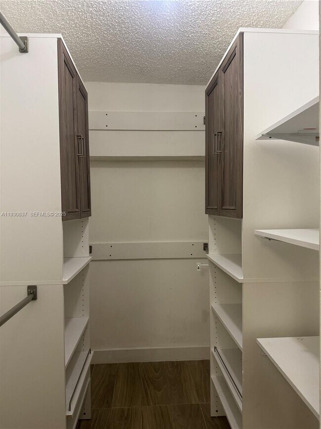 Building Photo - 227 SW 11th Ave