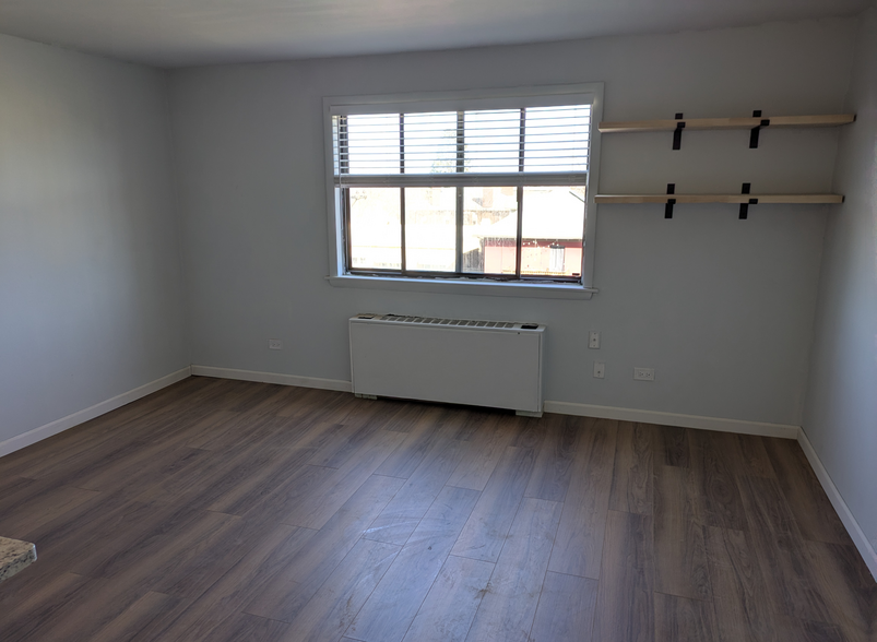 Living Room - Sunny - 1260 York St