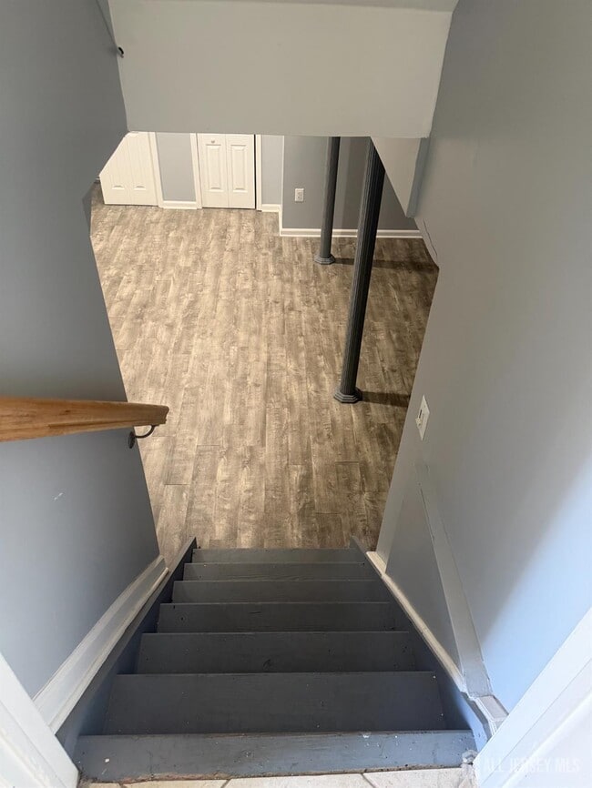 Building Photo - 13 Oakwood Dr