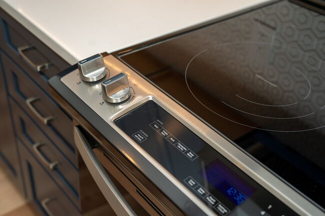 Building Photo - 102 W 6th St