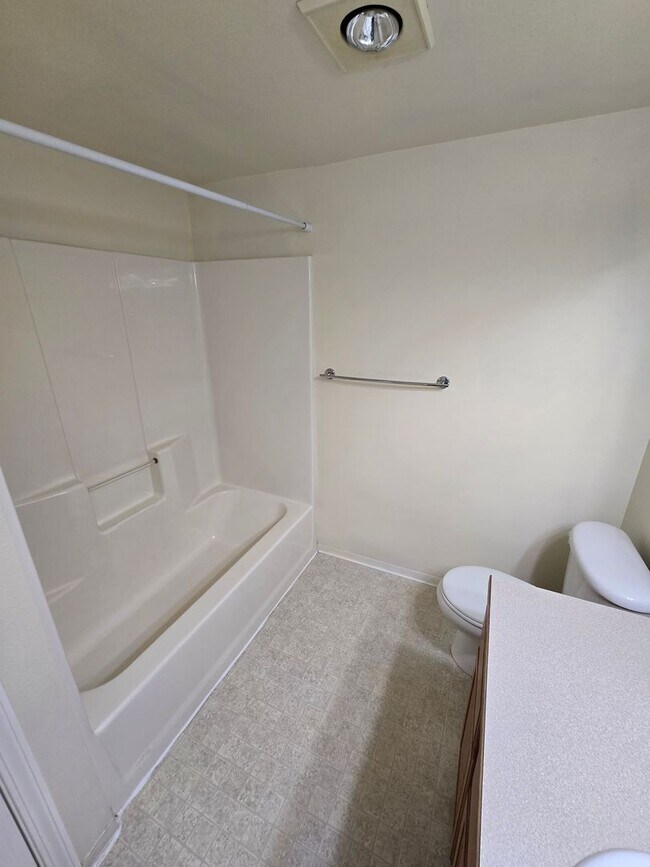 Building Photo - Spacious Condo off Coburg