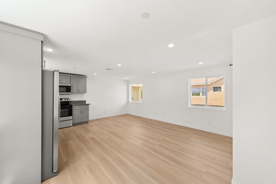 Building Photo - 1031 W 91st St