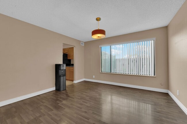 Building Photo - Beautiful 4 bed/ 3 bath POOL Home For Rent