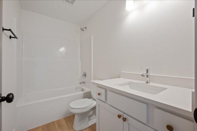 Building Photo - FINISHED BASEMENT!! 4 Bed, 3 Bath Townhome in Ankeny