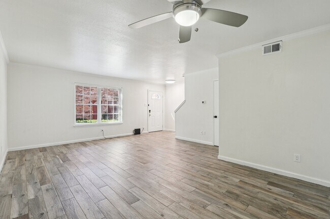 Building Photo - 515 Tallowood Rd