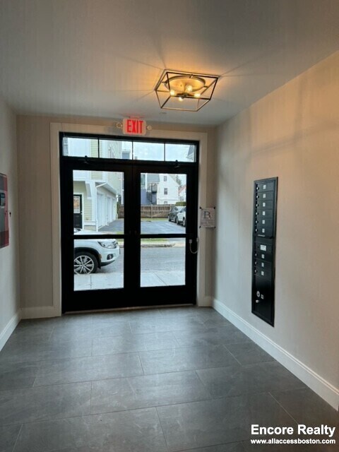 Building Photo - 157 Everett St