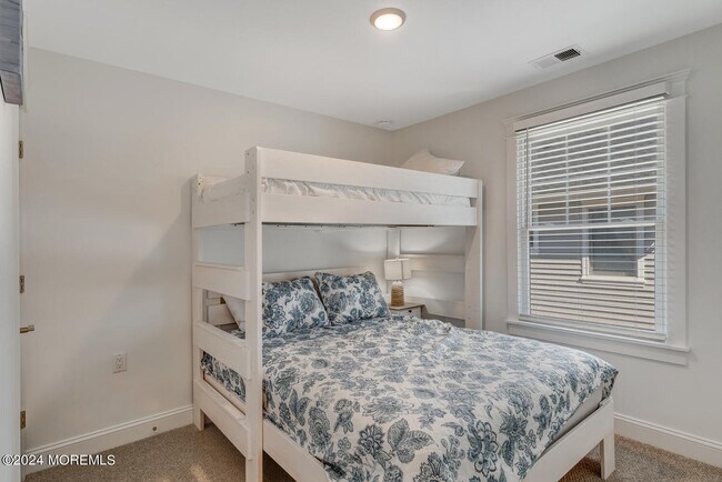 Building Photo - 19 Cummins St