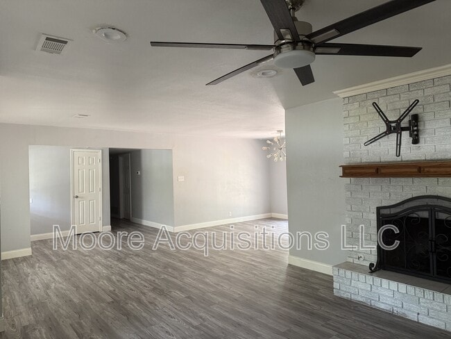 Building Photo - 3601 Oakwood Dr