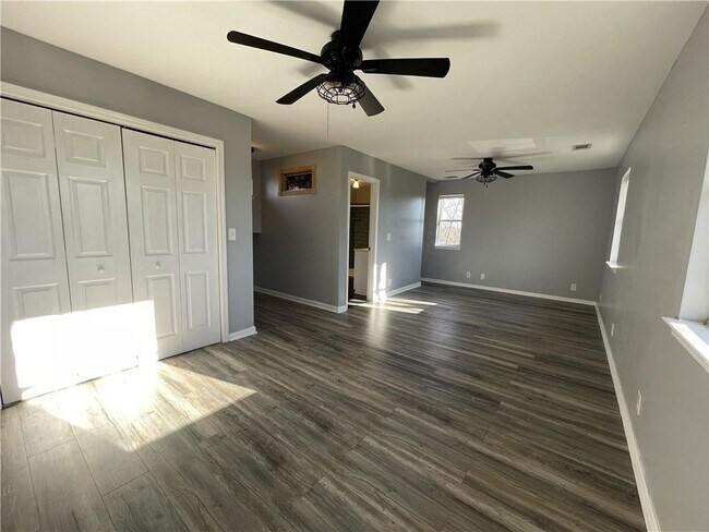 Building Photo - 3492 Point View Cir