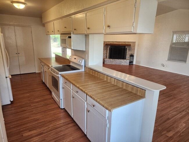 Building Photo - 307 Lone Star Ln