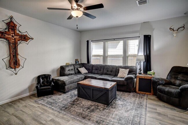 Building Photo - 205 Driftwood Ln