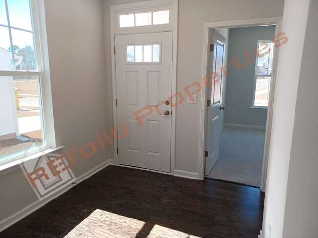 Building Photo - Gorgeous 4 Bedroom House with 1st Floor Pr...