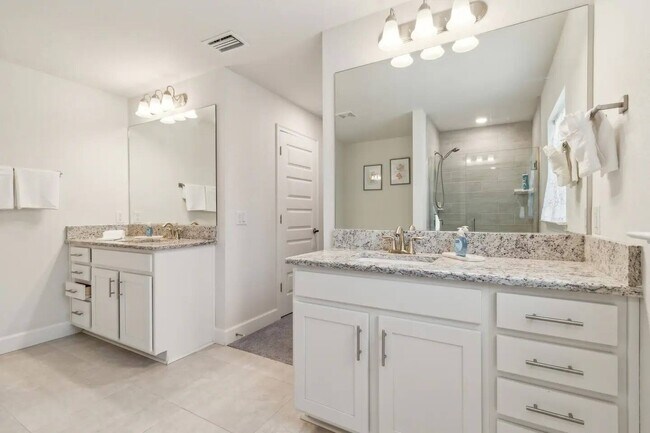 Building Photo - 3715 SW 17th Ave