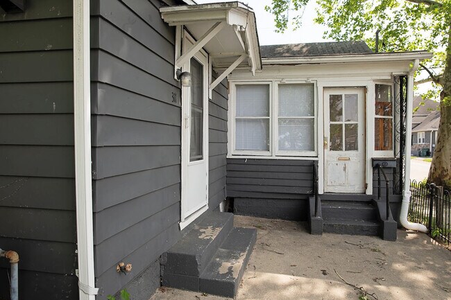 Building Photo - 311 Hart St