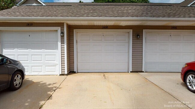 Building Photo - 1408 Fox Pointe Cir