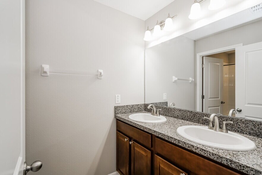 Building Photo - 3083 Kresterbrooke Ln