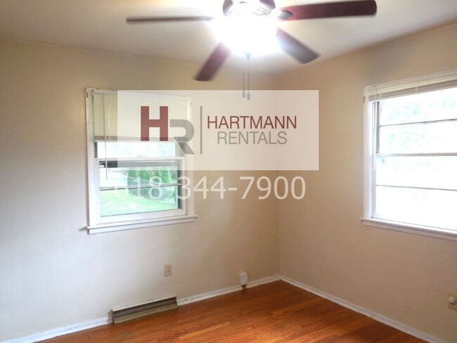 Building Photo - Three Bedroom 2 Bath Brick Home with 2 Car Garage!!