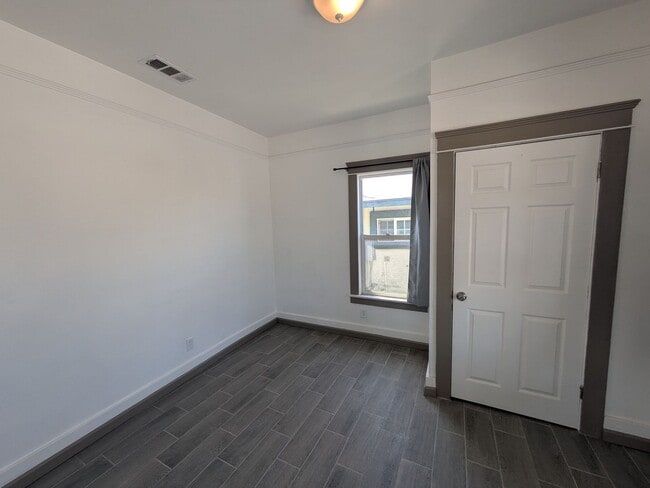 Building Photo - Bright & Clean 2 Bed | 1 Bath Home With a separate Den– 906 Sq. Ft. with Private Parking! Now Ava...