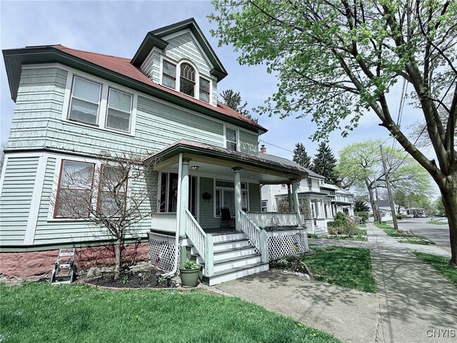 Primary Photo - 10 Jewett Ave